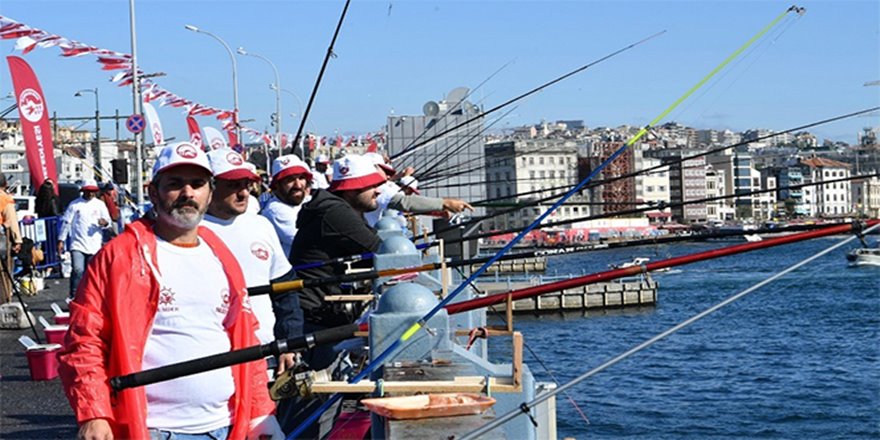 Galata Köprüsü'nde balık tutma yarışması