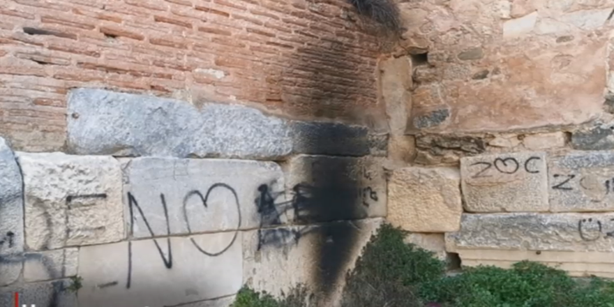 2 bin yıllık surlara, sprey boyalı saygısızlık