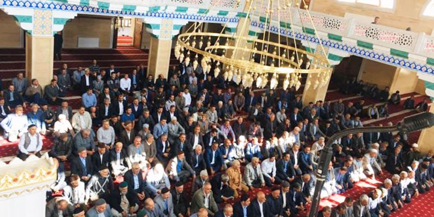 Bediüzzaman Camii’nde Kur'an'ın altından geçip barıştılar