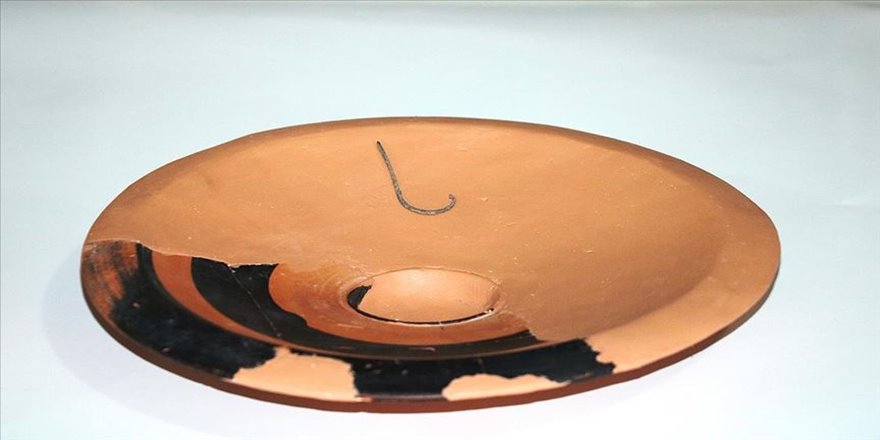 Assos'ta 2 bin 300 yıllık balık tabağı ve olta kancası bulundu