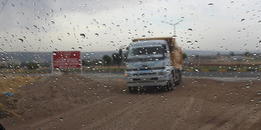 Hava sıcaklığının 30 dereceye ulaştığı ilçede yağış şaşırttı