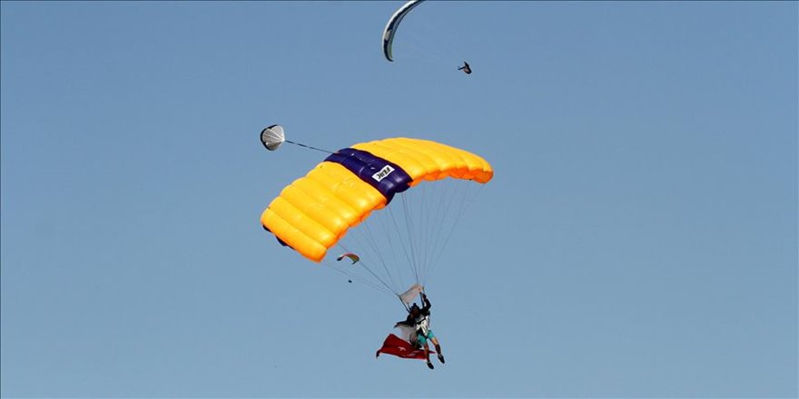 Fransız sporcu Türk bayrağıyla atlayış yaptı