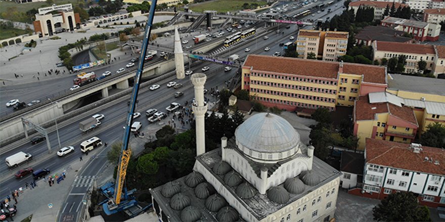 Avcılar'da depremde zarar gören caminin ikinci minaresinin sökümü başladı