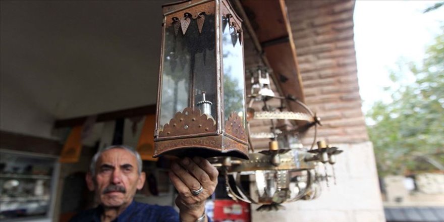 Atık teneke kutuları el fenerine dönüştürüyor