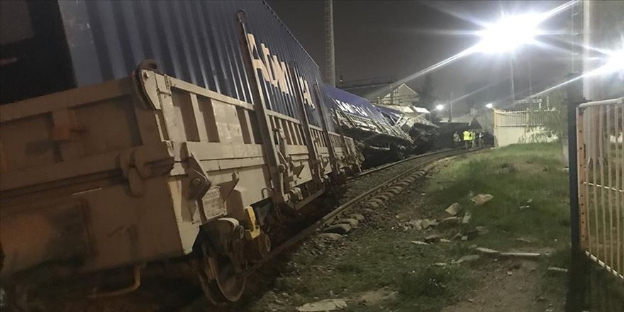 İzmir'de yük treni raydan çıktı