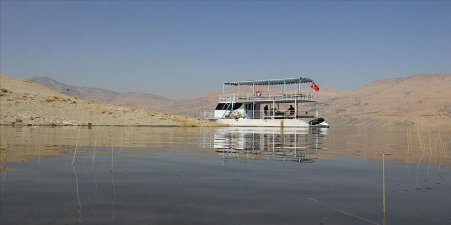 Ilısu Barajı Gölü tekneyle buluştu
