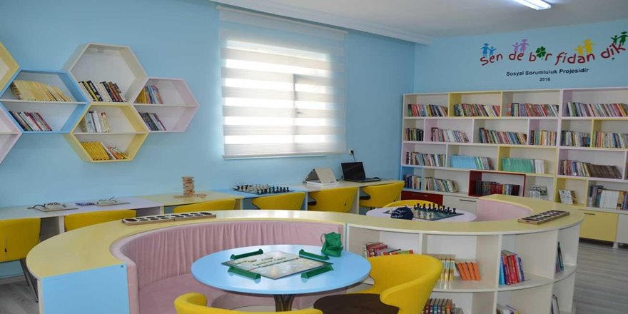 Fatih'in ilk çocuk kütüphanesi minik okurlarla buluştu