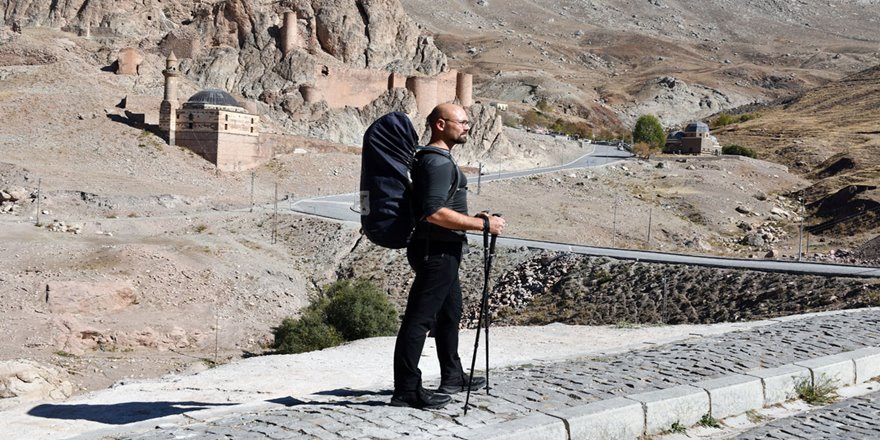 Yürüyerek olimpiyat izlemeye gidiyor