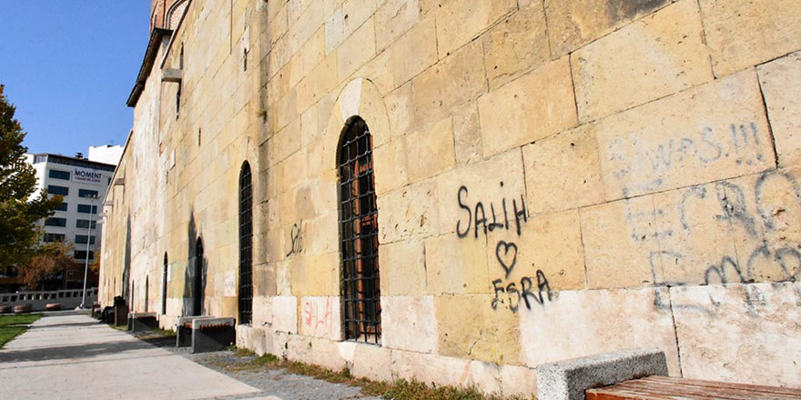 800 yıllık tarihi medreseyi yazı tahtasına çevirdiler