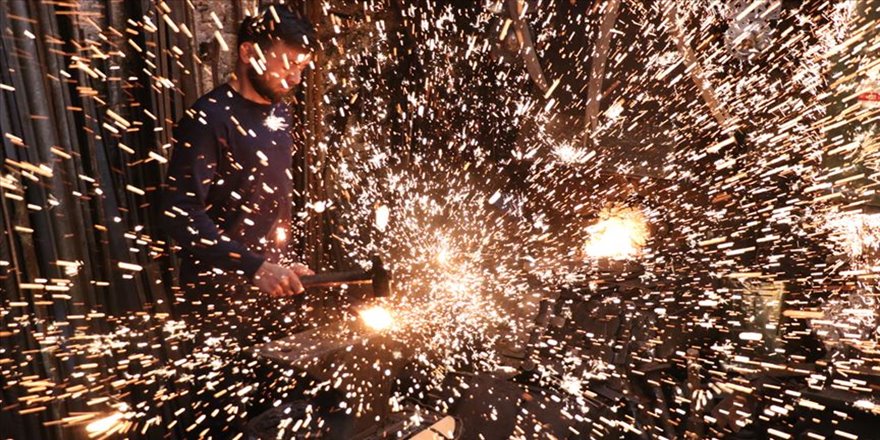 Genç usta 'ata mirası' kılıç sanatını yaşatıyor