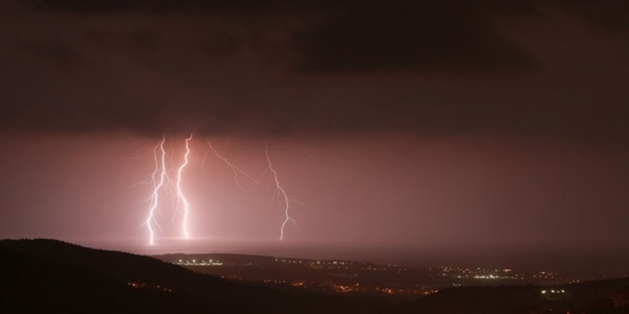 Hatay'da şimşekler geceyi aydınlattı