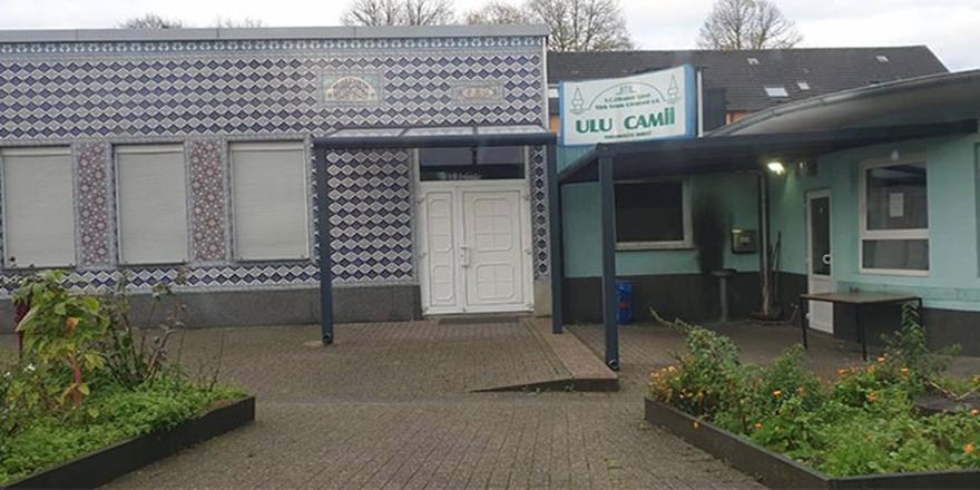 Almanya'da camiye çirkin saldırı