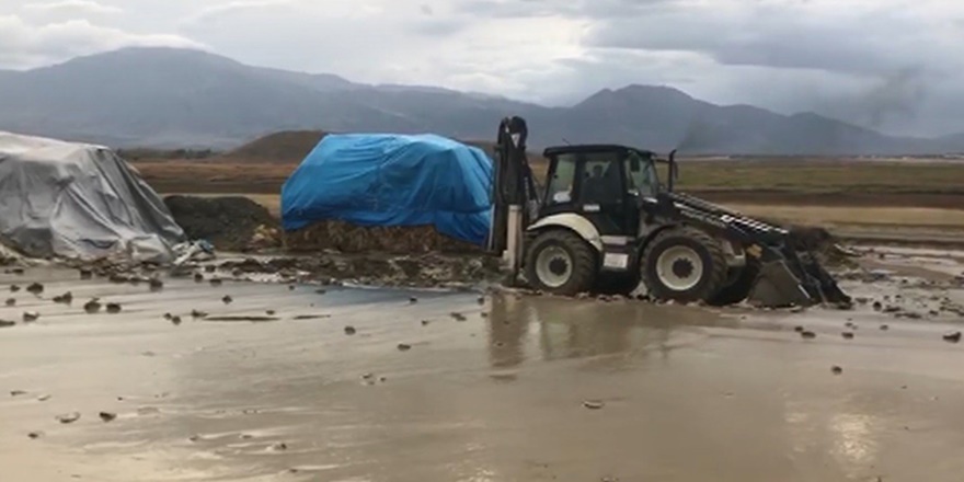 Erzincan'da yağmur yağdı dereler taştı