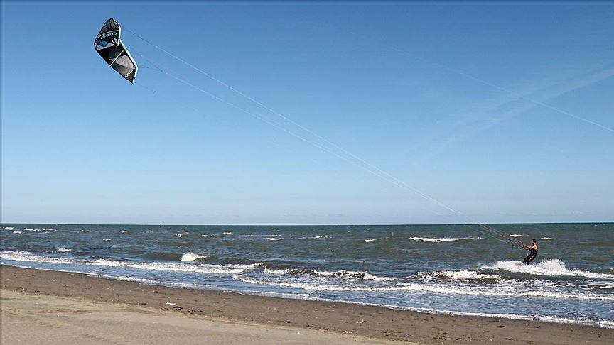 Karadeniz'de uçurtma sörfü keyfi