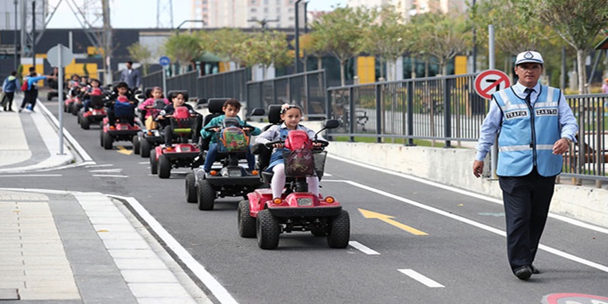 Çocuklar trafik kurallarını eğlenceli ve uygulamalı öğreniyor