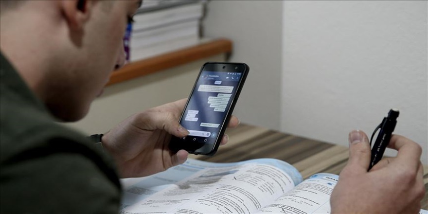 Sosyal medyayı kontrol sıklığı ile okul başarısı arasında ilişki yok