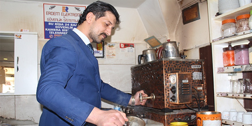 20 yıldır takım elbiseli, memur değil çaycı