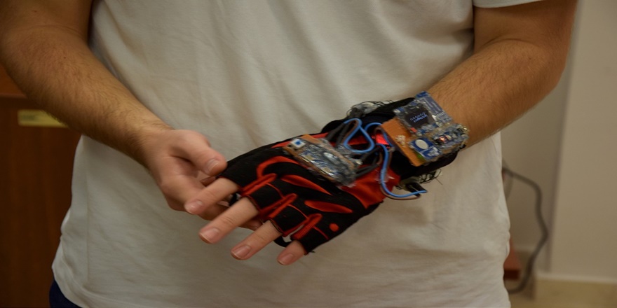 Geliştirdikleri 'kazazede bilekliği'ni akıllı telefonlara entegre ettiler