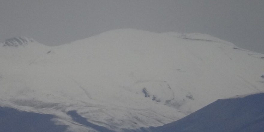 Yüksekova'daki yüksek kesimlere kar yağdırıldı