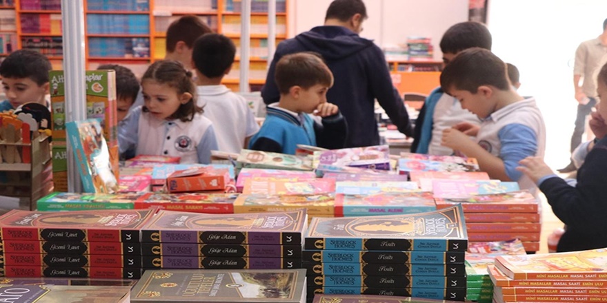 “Çocuklara kitap okumayı sevdirmeye çalışıyorum”