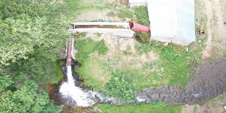 Dede yadigarı değirmeninin çarkını torunu döndürüyor