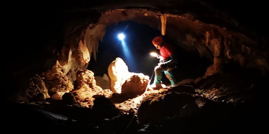 Dağcılar Sümbül Dağı'nda sarkıt ve dikitlerin olduğu mağara buldu
