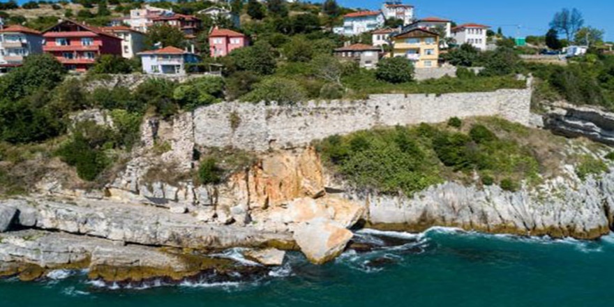 Amasra Kalesi'nde, çökme nedeniyle inceleme