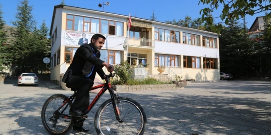 Başkan, makam aracı yerine bisiklet kullanıyor