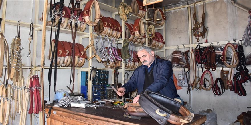 Karslı 'hamut' ustası teknolojiye direniyor