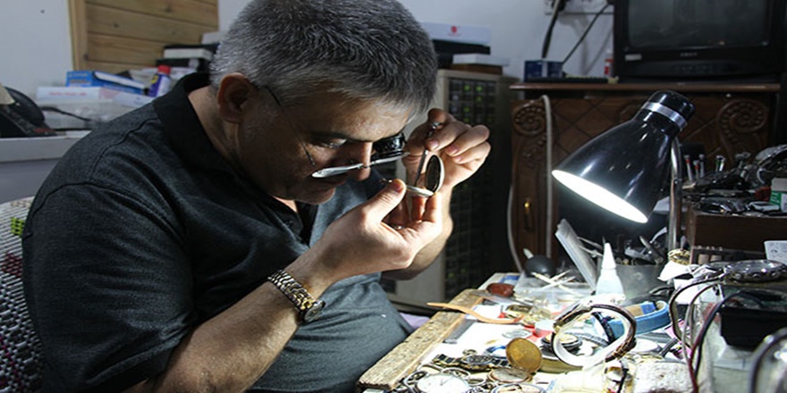 Ustasına yardıma gitti, 30 yıldır Siirt'te saat tamir ediyor