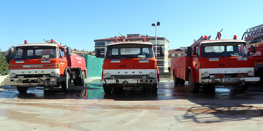 Yarım asırlık itfaiye araçlarına gözleri gibi bakıyorlar
