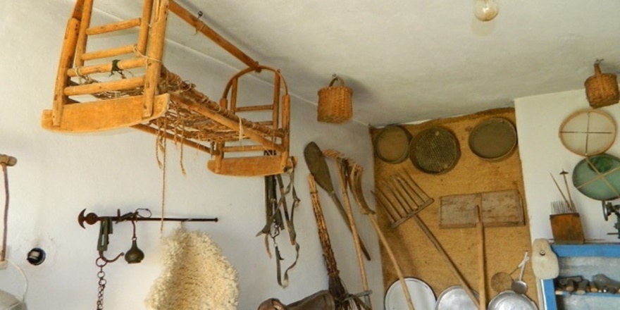 Topladığı tarihi eşyalarla evini müzeye çevirdi