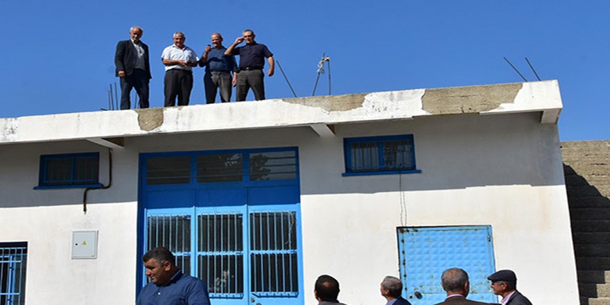 Telefonla konuşabilmek için çatılara, tepelere tırmanıyorlar