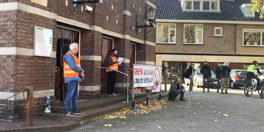 Engelli Hollandalı cami karşıtlarına tek başına direndi