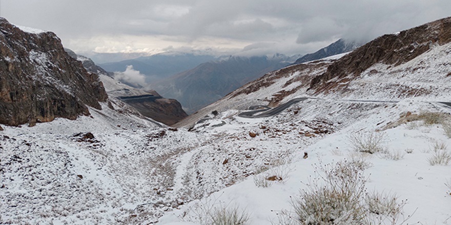 Karapet Geçidi'nde yılın ilk karı yağdı