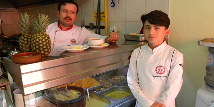 Stajda kazandığı 6 bin lirayla öğrencilere yemek ısmarladı