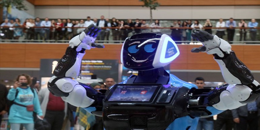 Havalimanında yolculara 'Aerobot' yardım edecek
