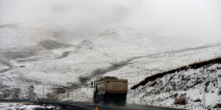 Ardahan'da dağlar beyaz örtüyle kaplandı