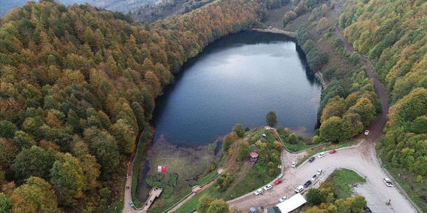 Ordu'daki Ulugöl sonbahar renkleriyle büyülüyor