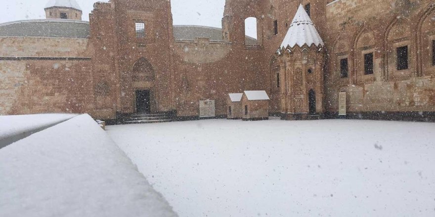 İshak Paşa Sarayı beyazlara büründü