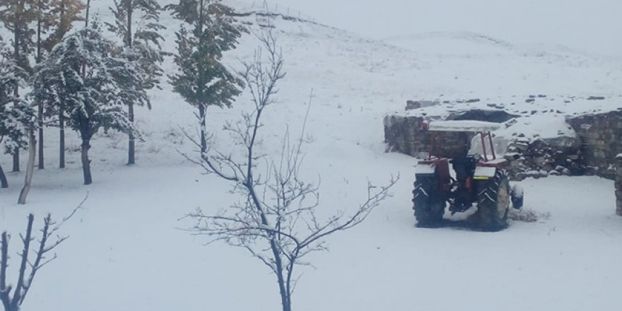 Ahlat'ın köyleri beyaza büründü