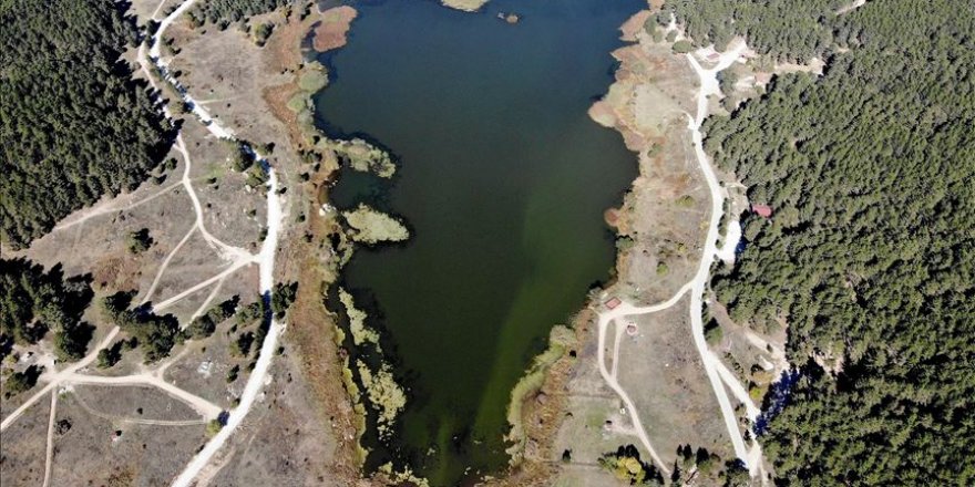 Krater gölü çevresindeki doğal güzellikler ziyaretçilerini etkiliyor