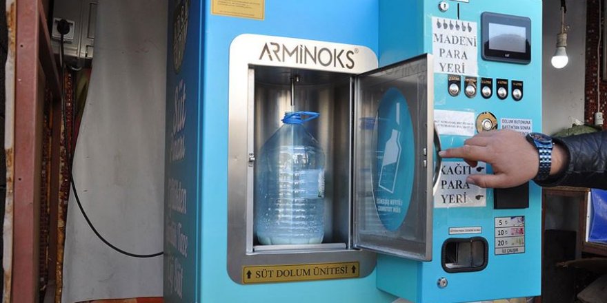 Çiftliğinde ürettiği sütü 'sütmatik' ile satıyor