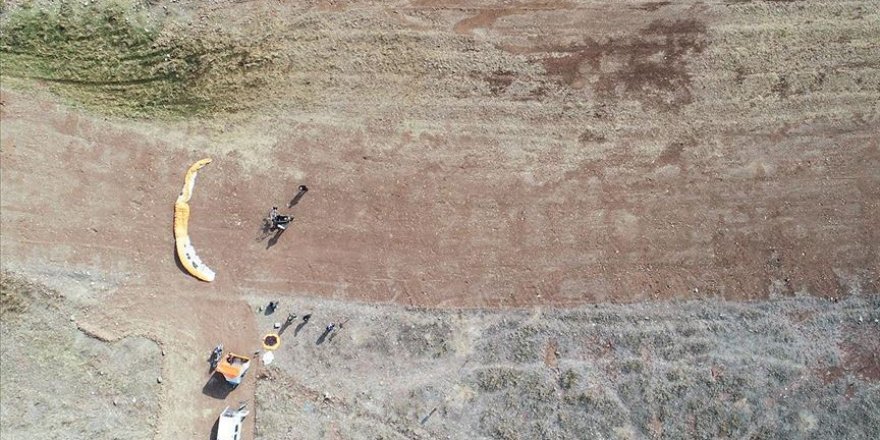 Uçuş tutkusuyla kendine pist yaptı