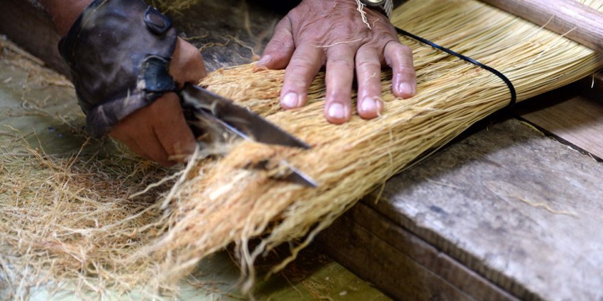 Kemal usta ekmeğini süpürgeden çıkarıyor