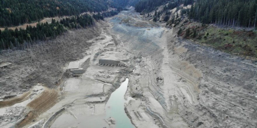 Suların çekildiği baraj havadan görüntülendi