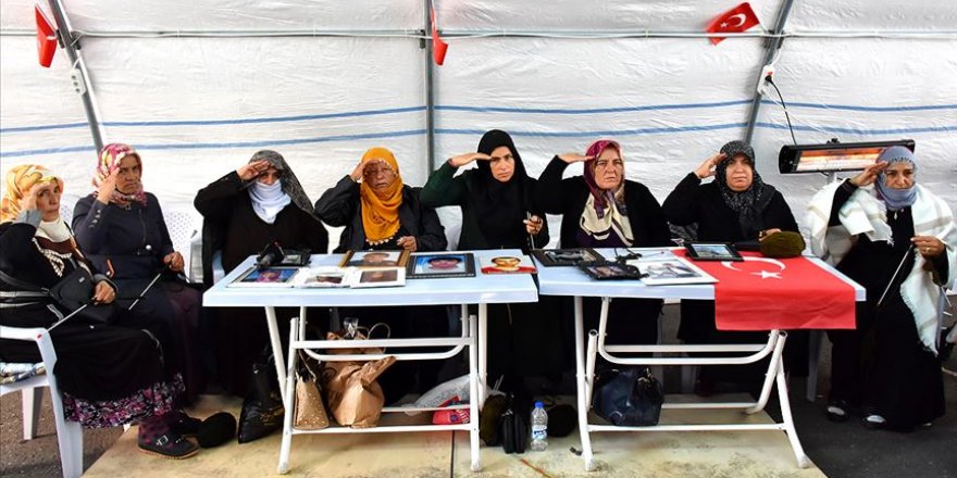 Diyarbakır anneleri Mehmetçik için atkı ördü