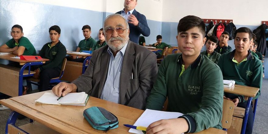Aradan 70 yıl geçse de okulundan kopamadı