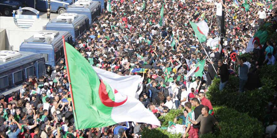 Cezayir Cumhurbaşkanı'nın Danışmanı Şeyhi: Fransa'dan bize böğürmeler arttı