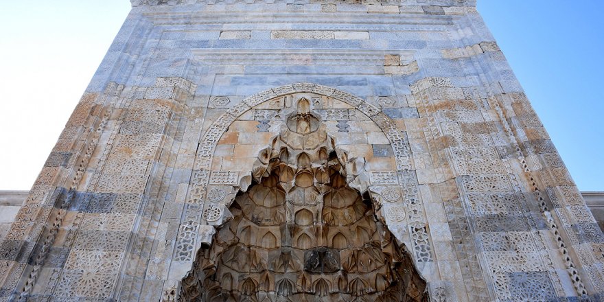 Kale gibi kervansaray: Sultanhanı